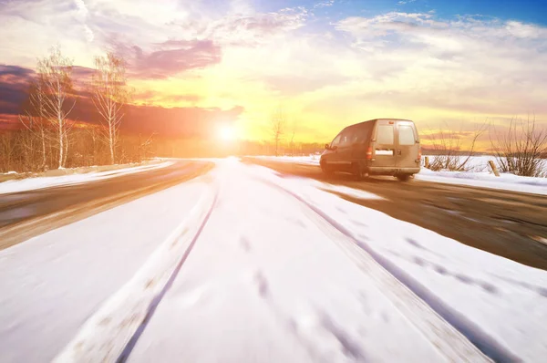 Schwarzer Kleintransporter Rast Auf Winterlicher Landstraße Mit Schnee Gegen Den — Stockfoto