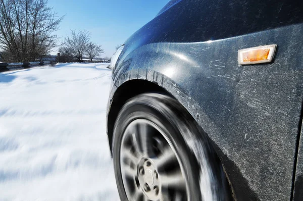 Detailní Záběr Černé Auto Jedoucí Rychle Sněhu Blízkosti Silnice Stromy — Stock fotografie