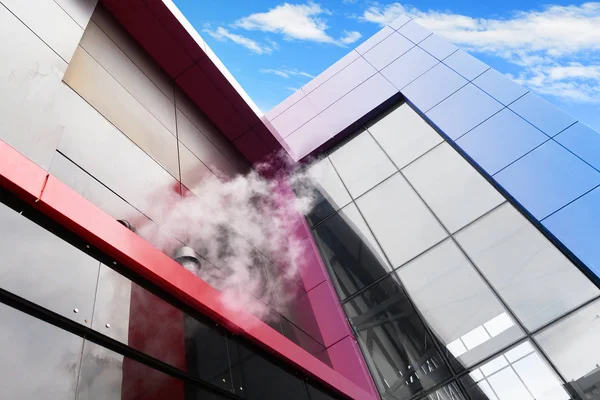 Edifício Vermelho Com Design Moderno Céu Azul Com Nuvens — Fotografia de Stock