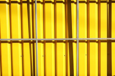 Gri ve sarı metal çitlere yakın çekim