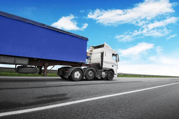 Grote Witte Vrachtwagen Blauwe Aanhangwagen Met Ruimte Voor Tekst Het — Stockfoto