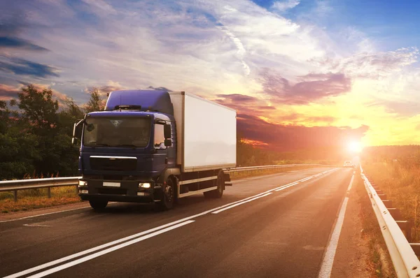 Camion Scatolato Con Spazio Testo Sulla Strada Campagna Contro Cielo — Foto Stock