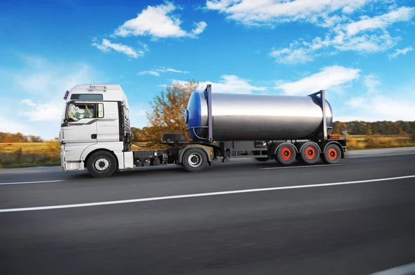 Big Metal Fuel Tanker Truck Shipping Fuel Countryside Road Motion — Stock Photo, Image