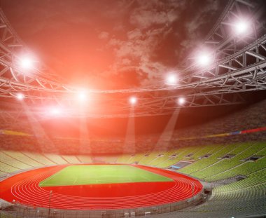 Yeşil çim ve ışıklar ile futbol sahası