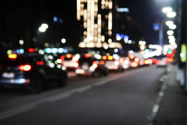 Снимок Тёмной Ночной Улицы Автомобильным Движением Светофорами — стоковое фото