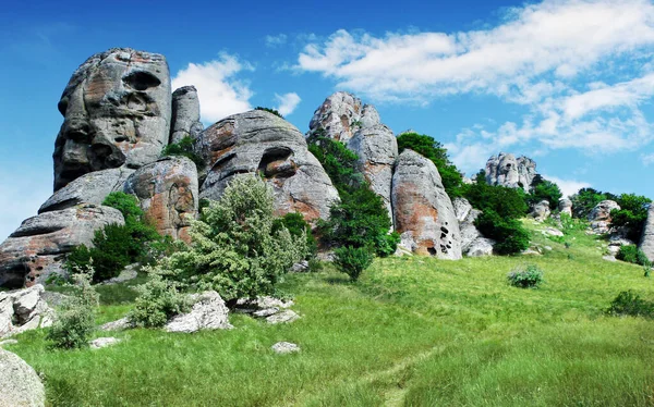 Los Montes Crimea Colina Con Hierba Verde Los Árboles Contra —  Fotos de Stock