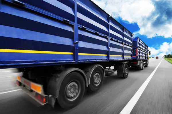 Achteraanzicht Van Grote Vrachtwagen Rijden Snel Met Blauwe Trailer Weg — Stockfoto