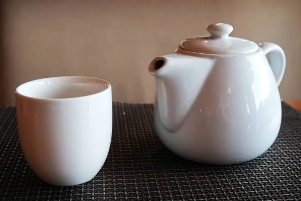 Beyaz Seramik Çaydanlık Boş Bardak Masada — Stok fotoğraf