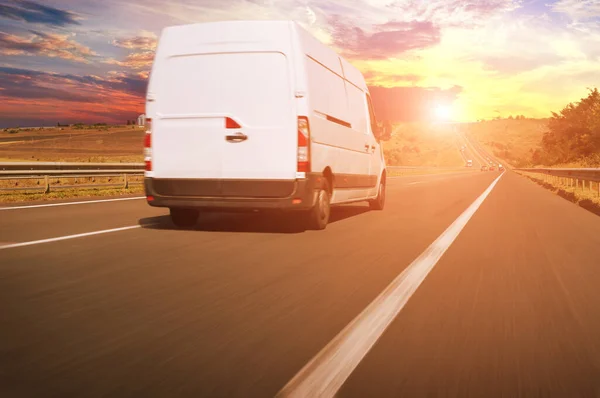 Großer Weißer Lieferwagen Auf Landstraße Mit Anderen Autos Gegen Den — Stockfoto