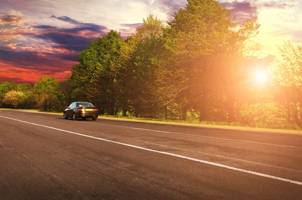 Coche Sedán Negro Camino Asfalto Campo Con Árboles Verdes Contra —  Fotos de Stock