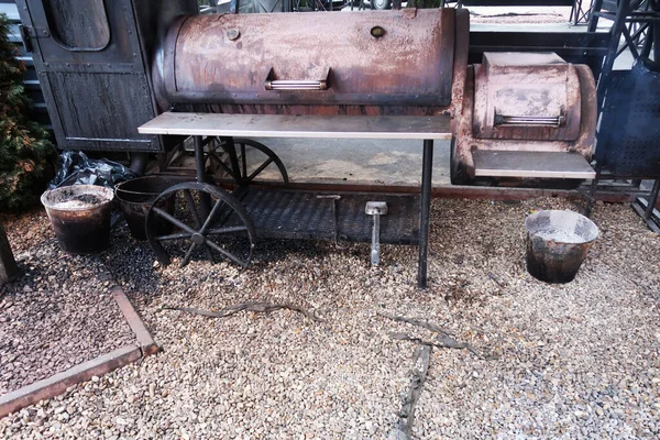 Churrasqueira Fechada Forma Velha Locomotiva Vapor Enferrujada Fora Restaurante — Fotografia de Stock