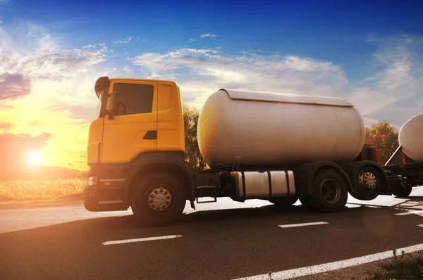 Big Metal Fuel Tanker Truck Shipping Fuel Countryside Road Sky — Stock Photo, Image