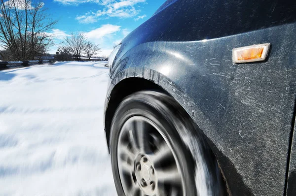 Close Carro Preto Dirigindo Rápido Neve Perto Estrada Com Árvores — Fotografia de Stock