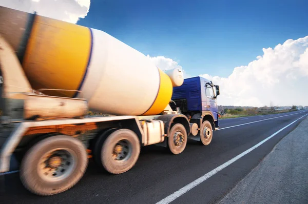 White Yellow Concrete Mixer Truck Countryside Road Blue Sky Clouds — Stock Photo, Image