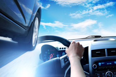 Siyah arabanın yakın planına sahip soyut bir arka plan, mavi ışıklarla çevrili bir direksiyon.