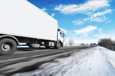 Beyaz kutu kamyon hızlı yolda kırsal kış kar mavi gökyüzü bulutlu karşı ile sürme