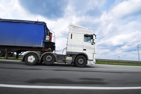 Big White Truck Blue Trailer Motion Countryside Road Cloudy Sky — Stock Photo, Image