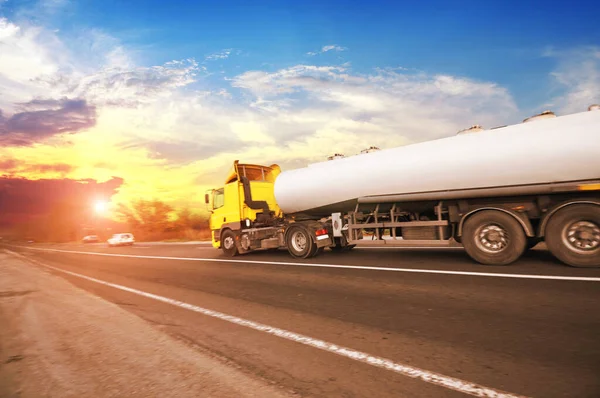 Big Metal Fuel Tanker Truck Shipping Fuel Other Cars Countryside — Stock Photo, Image