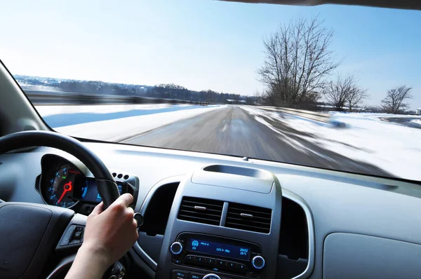 Auto Dashboard Met Chauffeur Hand Het Stuur Tegen Winter Weg — Stockfoto