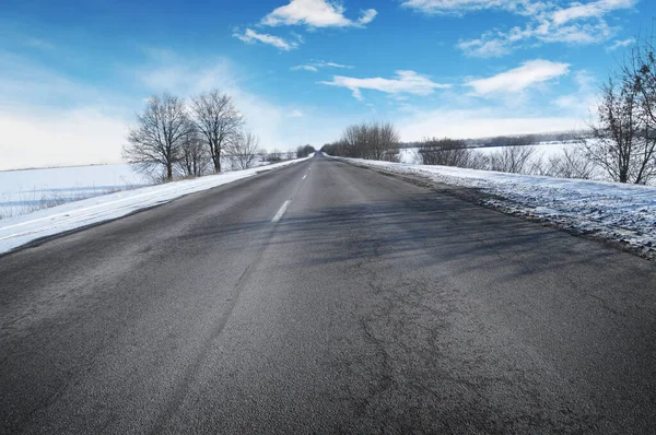 Leere Winterliche Landstraße Mit Bäumen Und Weißem Schnee Gegen Blauen — Stockfoto