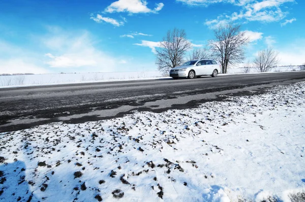 Zilveren Stationcar Het Winterlandschap Weg Met Sneeuw Tegen Blauwe Lucht — Stockfoto