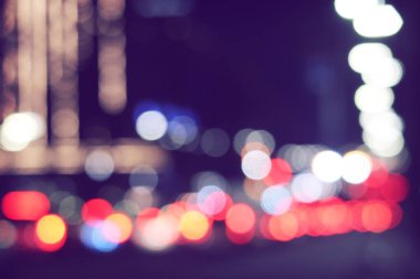 Eskimiş filtreli karanlık gece sokak trafik ışıklarının soyut odaklanmış resmi