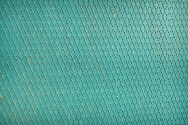 Elmas desenli ve paslı mavi metal desenli.