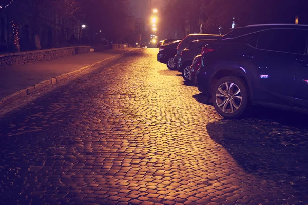 Ulica Chodnik Miasta Zaparkowanych Samochodów Jasne Pomarańczowe Światła Nocy Filtrem — Zdjęcie stockowe