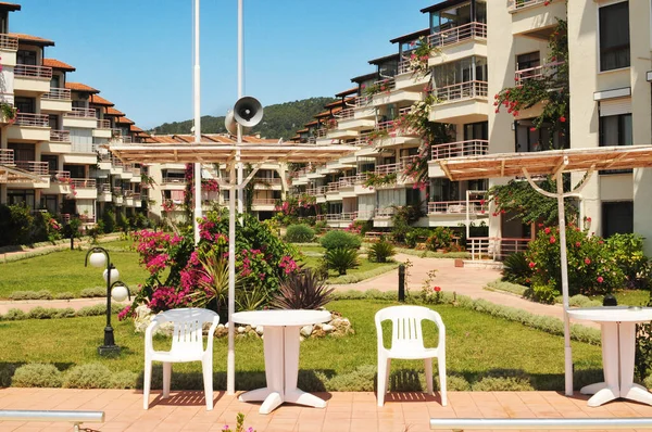 Hotel Gebouwen Groen Park Met Gras Struiken Bloemen Witte Plastic — Stockfoto