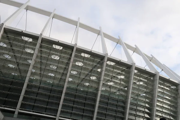 Modern futbol stadyumunun dışında bulutlu gökyüzüne karşı