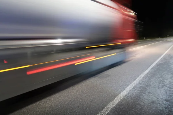 Grote Rode Vrachtwagen Met Aanhanger Beweging Asfalt Weg Nachts — Stockfoto