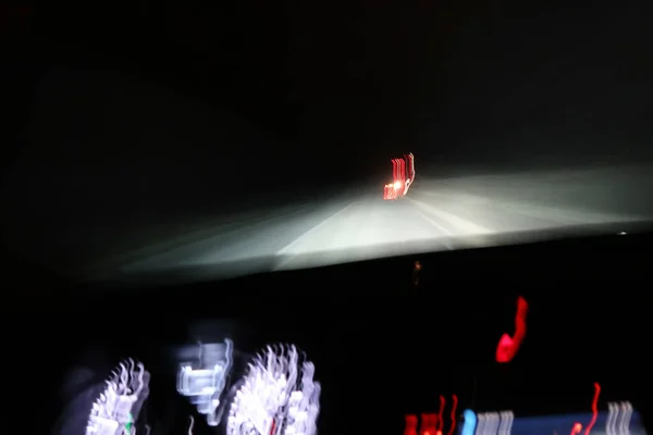 Kamera Bergetar Mobil Dengan Dashboard Mengemudi Cepat Malam Hari — Stok Foto
