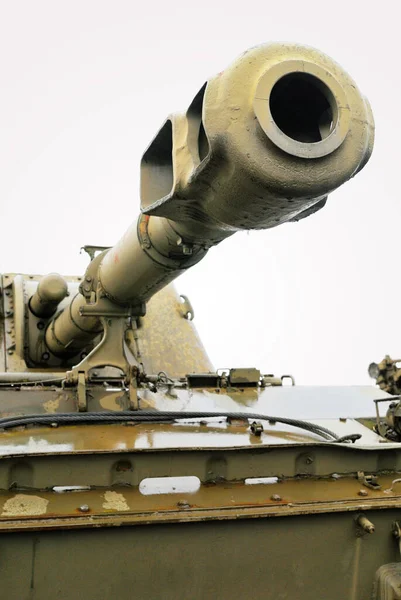 Ağır tank silahının yakın çekimi beyaz arkaplanda izole edildi