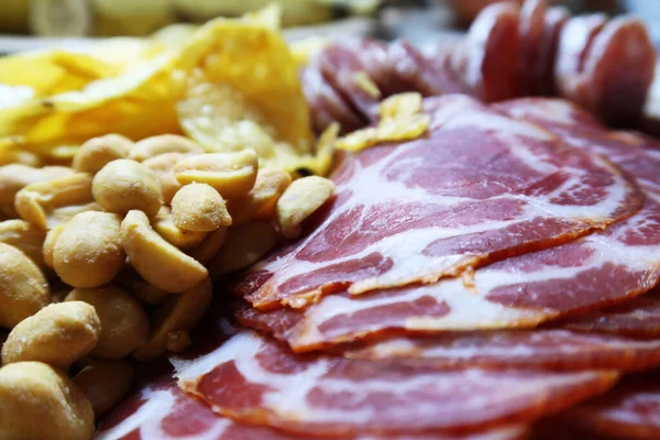 Szalámi Jamon Sós Földimogyoró Burgonyaszirom — Stock Fotó