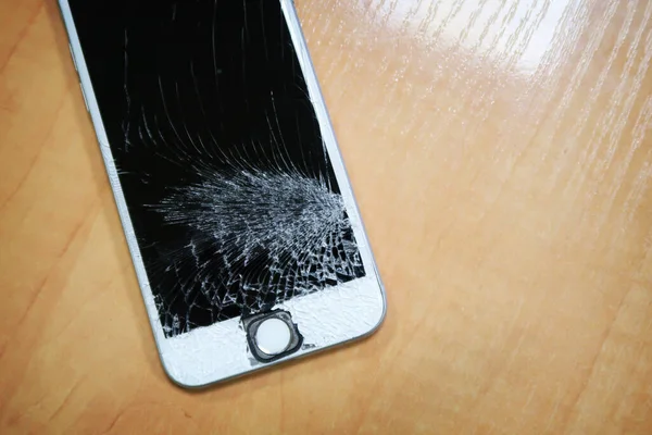 Masasında Çatlak Ekran Olan Beyaz Modern Akıllı Telefon — Stok fotoğraf