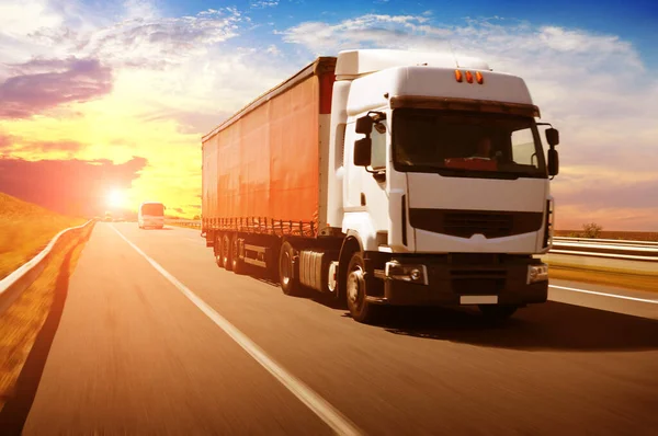 Big White Truck Red Trailer Other Vehicles Countryside Road Motion — Stock Photo, Image