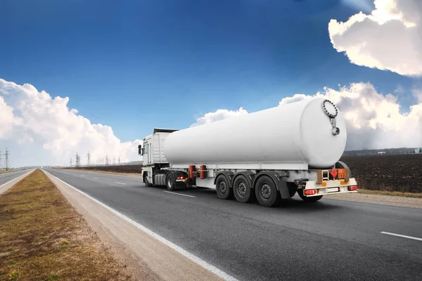 Grande Caminhão Tanque Combustível Branco Combustível Transporte Estrada Rural Contra — Fotografia de Stock