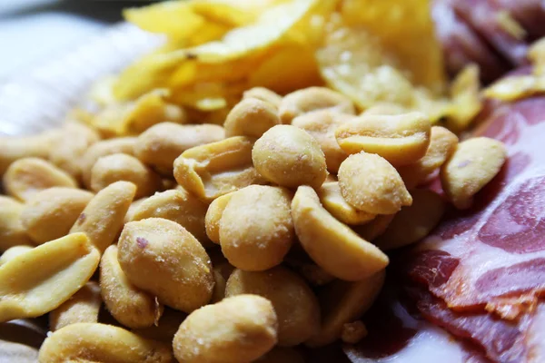 Primer Plano Bandeja Bocadillos Cerveza Con Cacahuetes Salados Jamón Papas —  Fotos de Stock