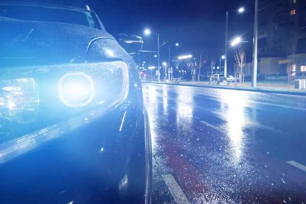 Primer Plano Iluminación Faros Coche Calle Asfalto Noche Oscura —  Fotos de Stock