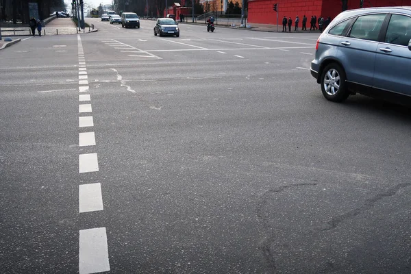 Cidade Rua Cruzamento Com Carros Pedestres — Fotografia de Stock