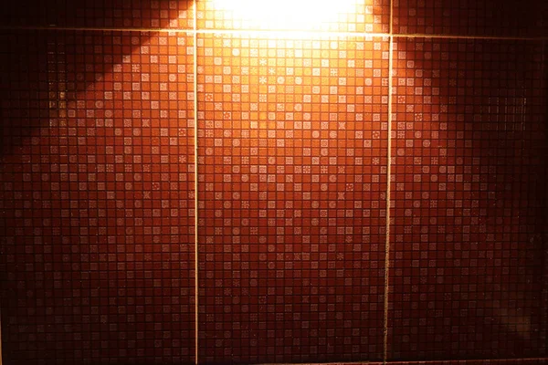 Czerwone Płytki Ceramiczne Tło Ścienne Jasną Lampą Ciemnym Pomieszczeniu — Zdjęcie stockowe