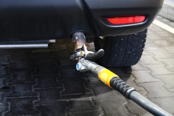 Carro Preto Posto Gasolina Cheio Com Combustível — Fotografia de Stock
