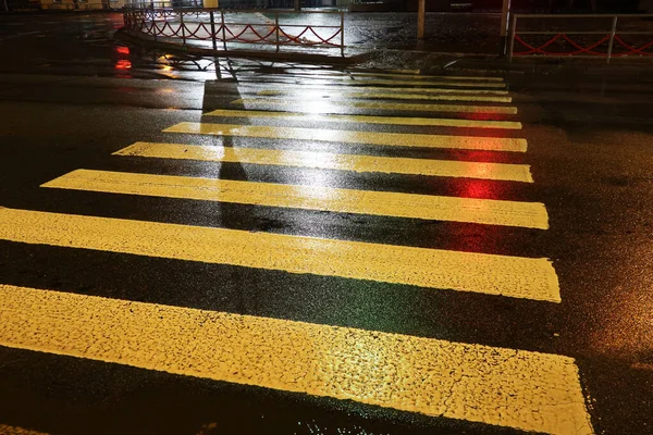 Close Passarela Estrada Rua Molhada Cidade Com Reflexos Noite — Fotografia de Stock