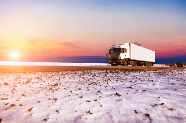 Duży Biały Samochód Ciężarowy Przyczepa Miejscem Tekst Zimowej Drodze Wsi — Zdjęcie stockowe