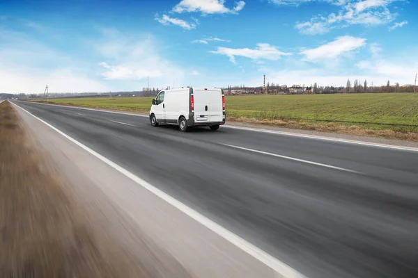 Grande Furgone Bianco Strada Campagna Movimento Con Campo Verde Contro — Foto Stock