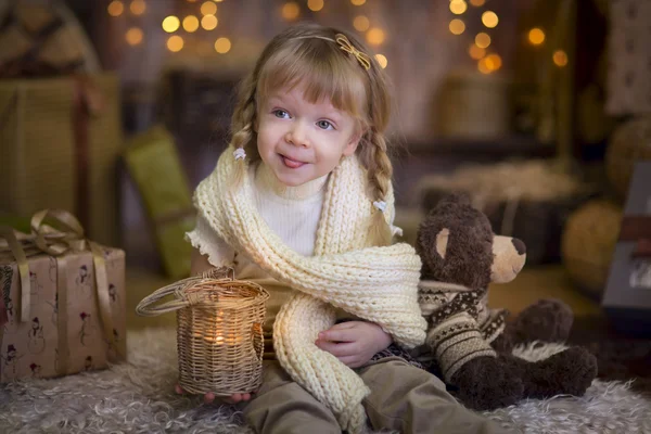 Liten flicka på julafton — Stockfoto