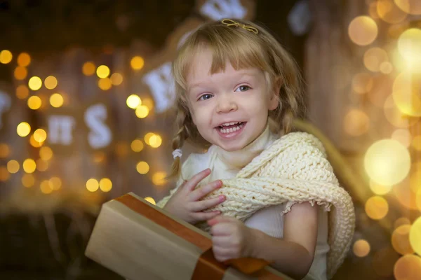 クリスマスイブの日に小さな女の子 — ストック写真