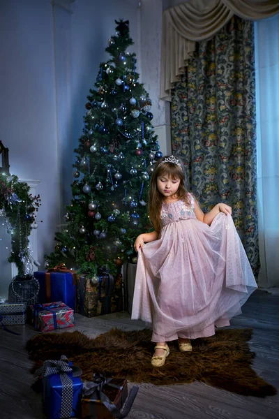 Malá princezna v vánoční interiér — Stock fotografie