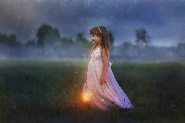 Bambina con un fulmine al campo di notte — Foto Stock