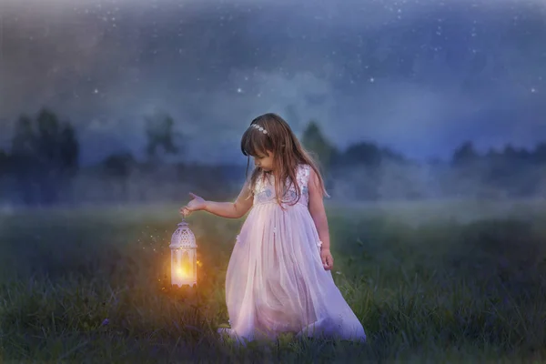 Petite fille avec la foudre au champ de nuit — Photo